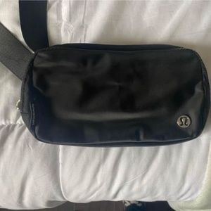 BLACK LULULEMON BELT BAG